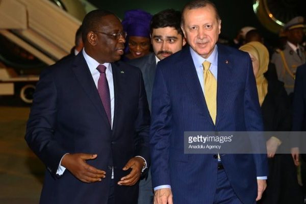 Vidéo: Un garde du corps du président Erdogan bloque et isole Macky Sall pour …