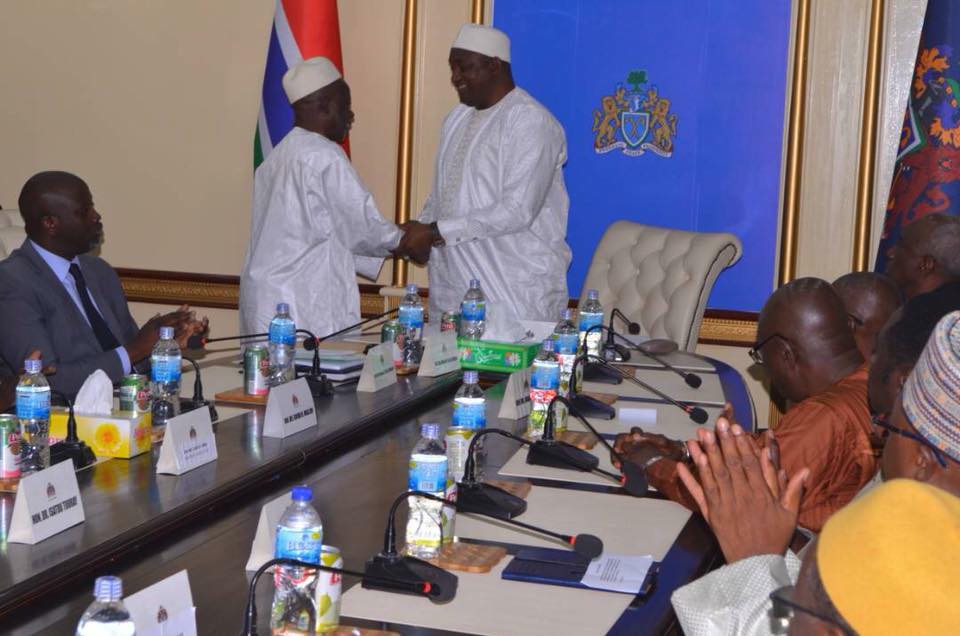 Après avoir prêté serment, les mots du désormais Vice-Président de la Gambie (IMAGES EXCLUSIVES DAKARPOSTE) Après avoir prêté serment, les mots du désormais Vice-Président de la Gambie (IMAGES EXCLUSIVES DAKARPOSTE)