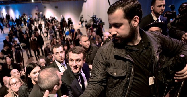 Emmanuel Macron accompagné par Alexandre Benalla lors d'un déplacement au salon de l'Agriculture, à Paris, en mars 2017