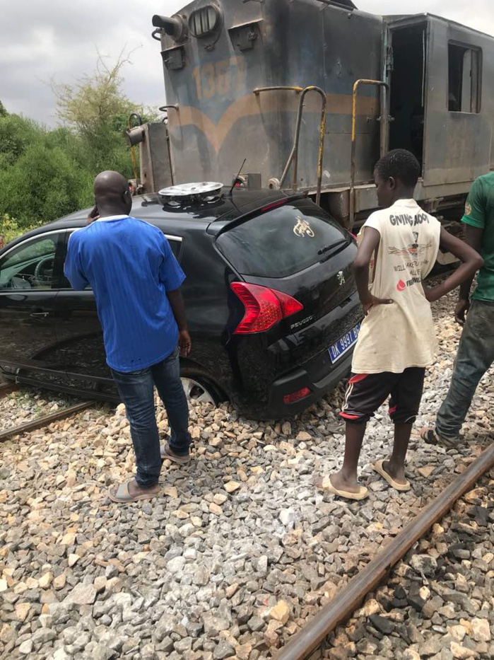 (VIDEO) Accident spectaculaire à Thiès : Un train traîne une voiture sur plus de 300 m