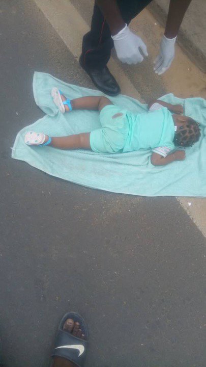 Accident sur l'autoroute : Une dame fauchée par un mini van avec sa fille Accident sur l'autoroute : Une dame fauchée par un mini van avec sa fille