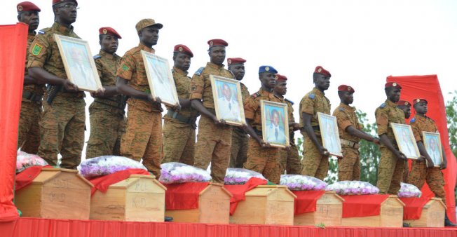 Des soldats lors des funérailles, le 31 août 2018 à Ouagadougou, des sept militaires tués lors de l'explosion d'une mine dans l'est du Burkina Faso.