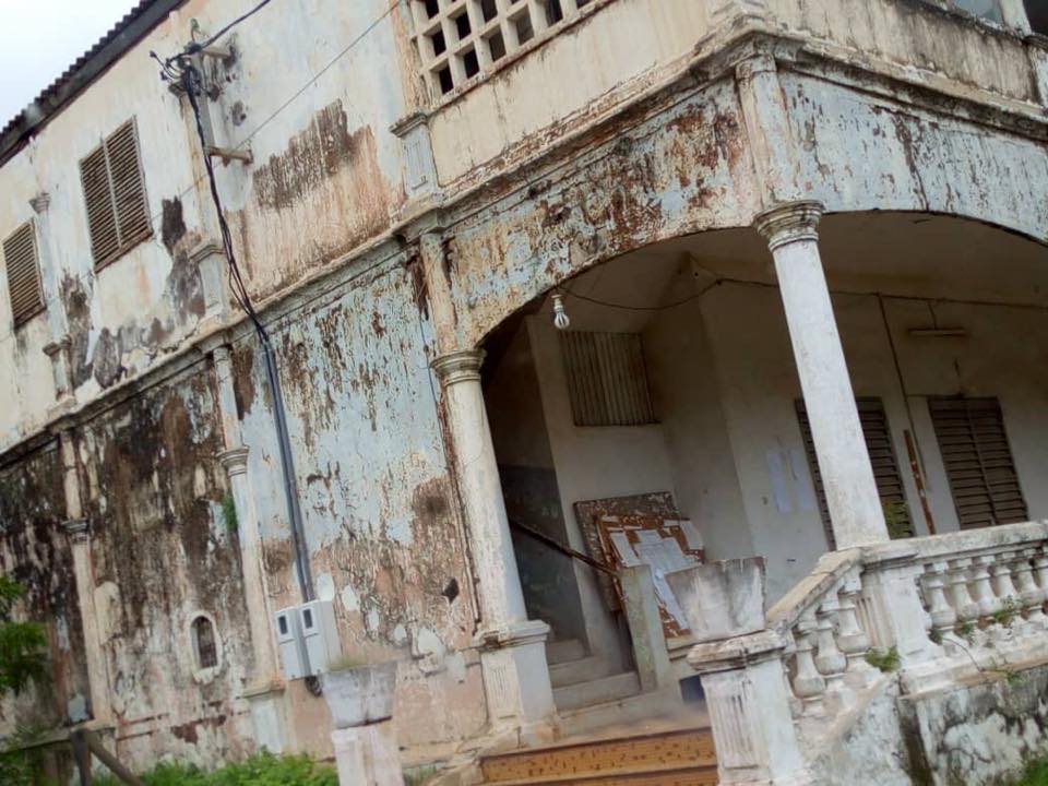 Arrêt sur image ! Regardez l'état de délabrement de la  Préfecture de Tamba