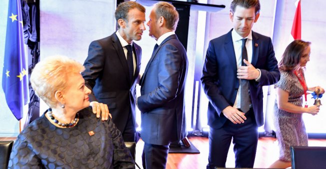Emmanuel Macron et le président du Conseil européen Donald Tusk jeudi 20 septembre à Salzbourg. Ils sont entourés de la présidente lituanienne Dalia Grybauskaite et du chancelier autrichien Sebastian Kurz.