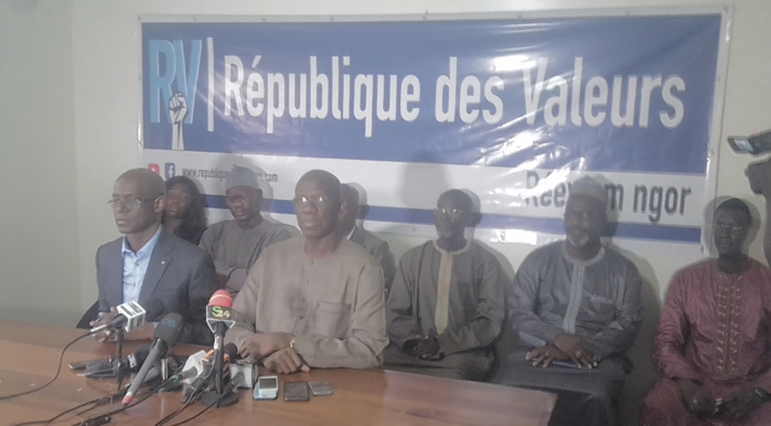 Thierno Alassane Sall au président Macky Sall : " On n'a pas besoin d'être avocat, ni d'avoir beaucoup de connaissances pour savoir ce qui se passe dans le pays. Ce qu'il dit est en parfaite contradiction avec les dispositions de la loi 98- 05"