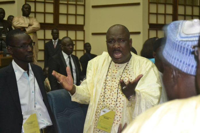 ​Farba Ngom, le griot attitré du PR Macky, abreuve d' insjures notre confrère Aly Bandel Niang