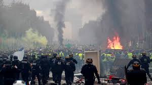  À Paris, la manifestation des gilets jaunes sur les Champs-Élysées dégénère dans la violence