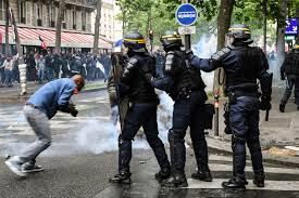Manifestation des « gilets jaunes » samedi à Paris : plus de cent gardes à vue