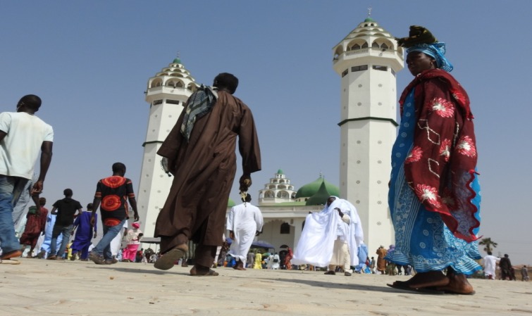 DIRECT : ARRIVÉE DE LA DÉPOUILLE, SUIVEZ L’INHUMATION DE SIDY LAMINE NIASS À LÉONA