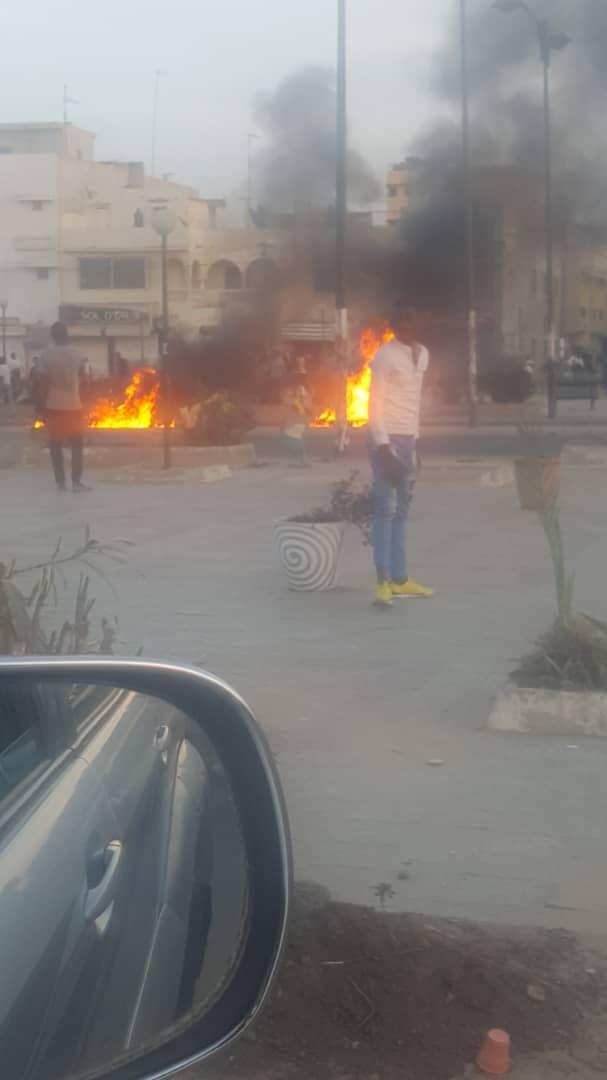Urgent : Affrontements entre les Pro Khalifa Sall et les forces de l’ordre sur le 2 voies de Sacré-Cœur