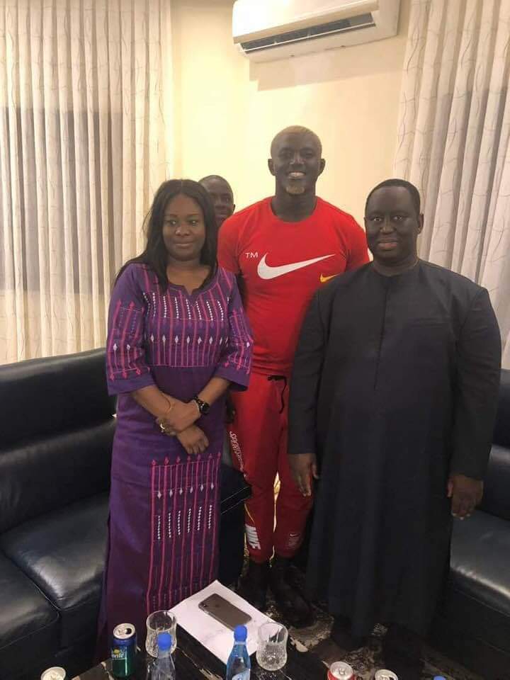 Une des épouses d'Aliou Sall pose avec le lutteur et son mari de maire