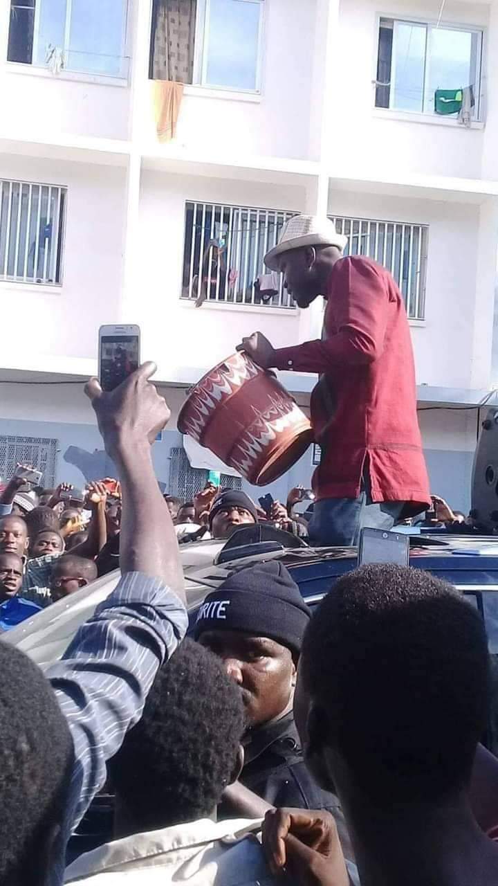 Les pieds de nez du candidat Ousmane Sonko avec un seau sans eau