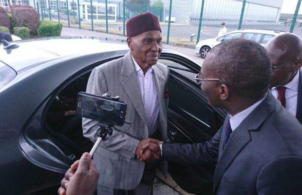 Me Wade attendu chez feu  Sidy Lamine Niass avant son périple à Saint Louis, ...