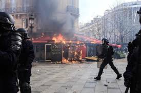 Gilets Jaunes : des heurts sur les Champs-Élysées pour le 18e samedi de mobilisation