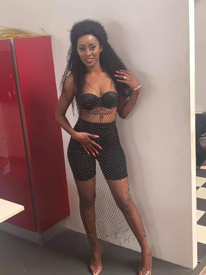 Queen Biz sexy dans sa ...petite tenue!