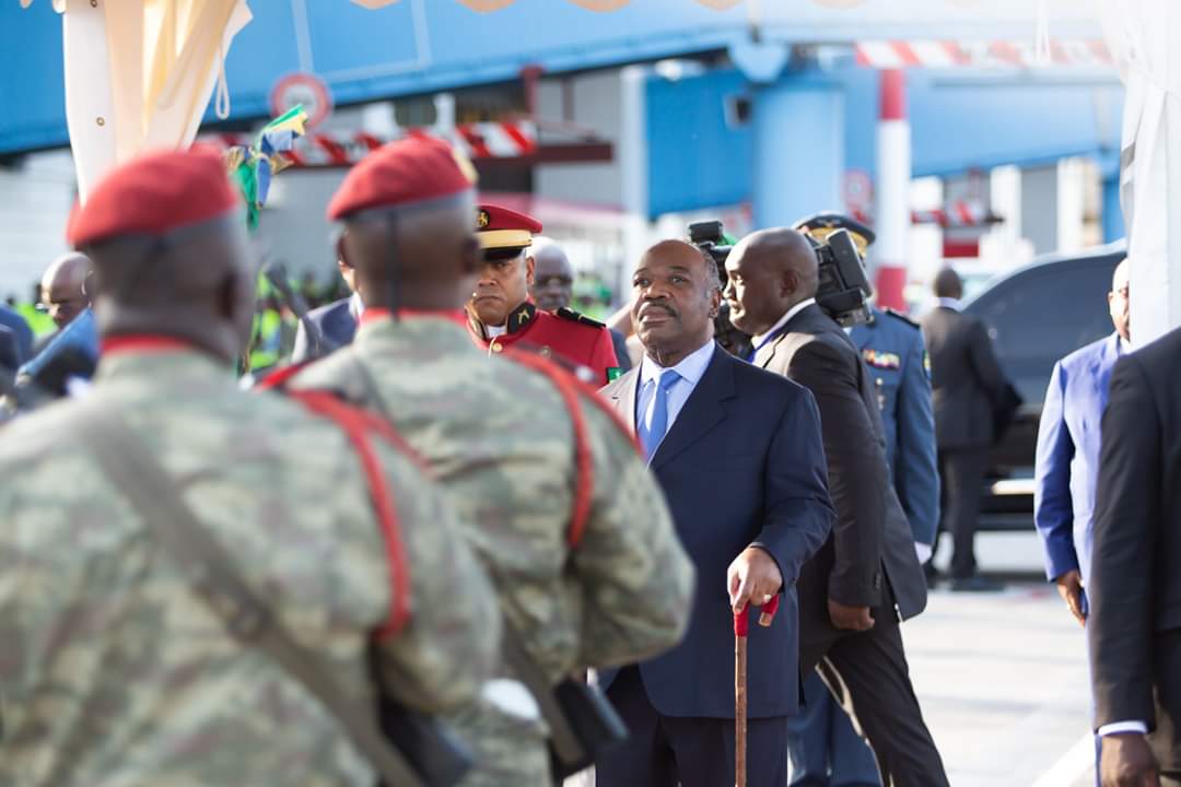 Victime d'un AVC, le Président Ali Bongo, qui marche avec une... canne, pourra t'il gouverner?