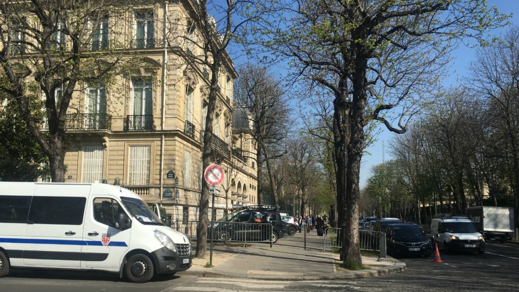 "Tous les samedis, nous nous enfermons", raconte une concierge des Champs-Élysées