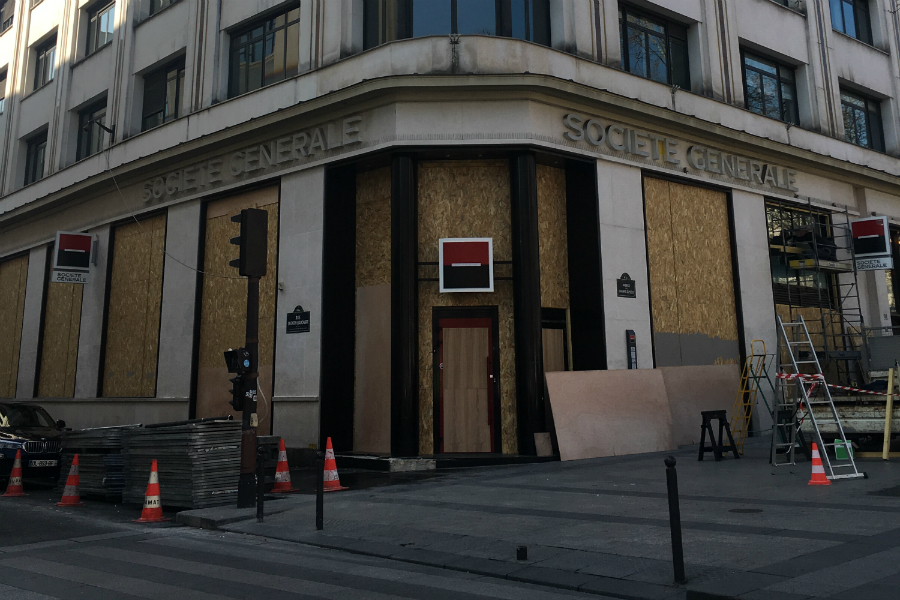 "Tous les samedis, nous nous enfermons", raconte une concierge des Champs-Élysées
