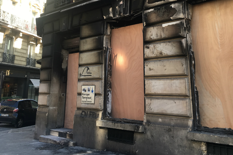 "Tous les samedis, nous nous enfermons", raconte une concierge des Champs-Élysées