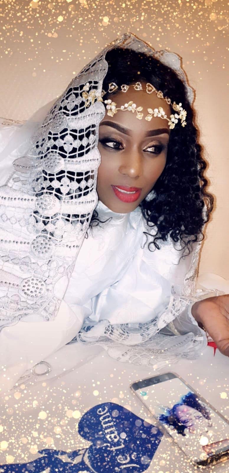 Photos : Feuz Galsen s'est mariée avec Books de Sen Kumpa, regardez