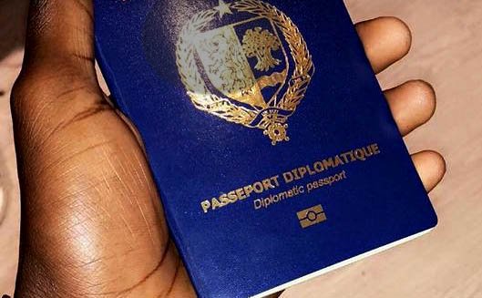 Macky Sall supprime les passeports diplomatiques en cours