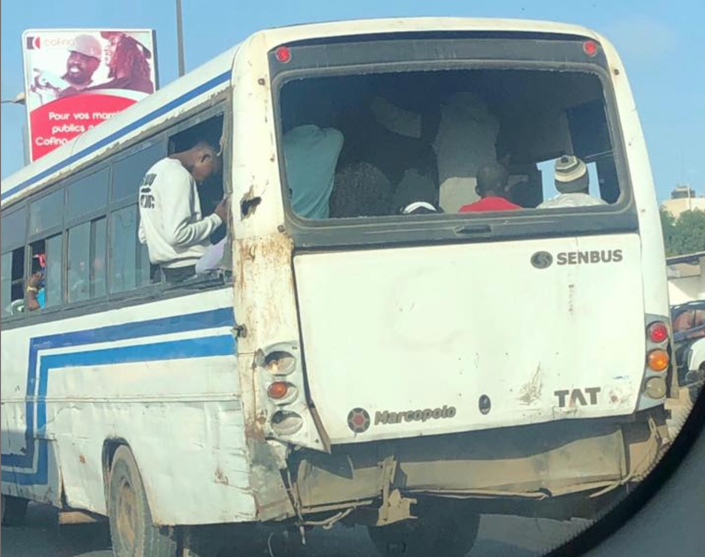 Incroyable : Un bus Tata ligne 49 sans pare-brise et sans vitres, regardez