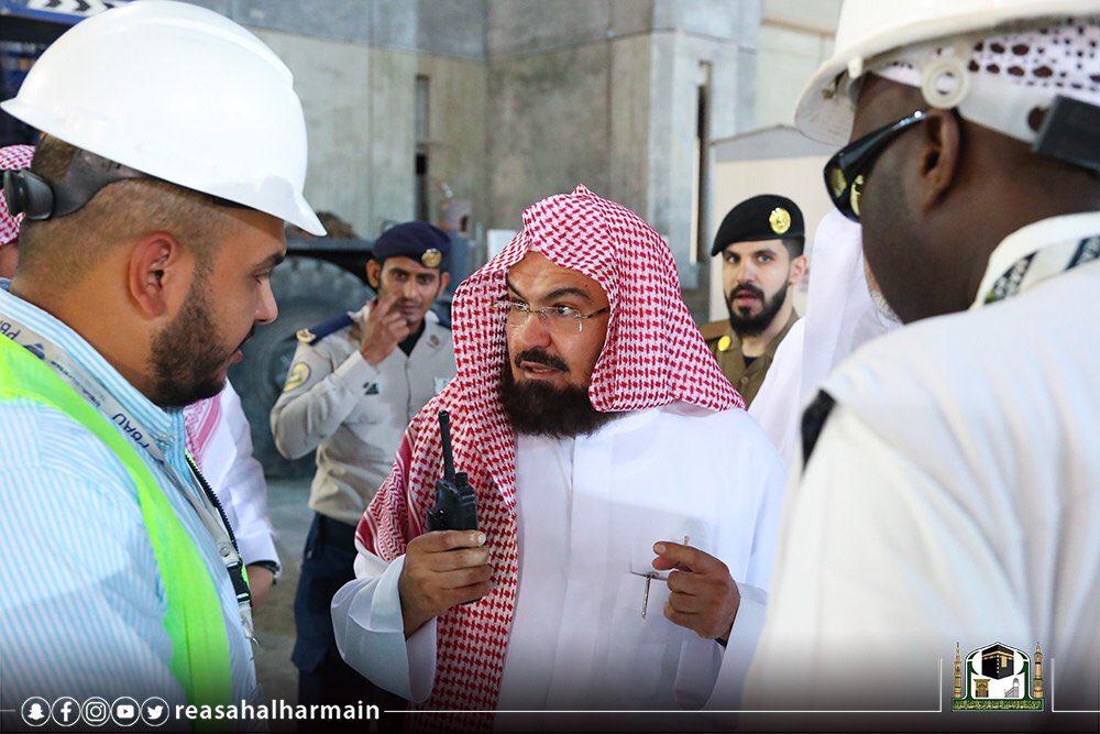 ​Lors de sa visite de terrain, le Président Général des Affaires de la Mosquée Sacrée et de la Mosquée du Prophète donne ses directives pour l’ouverture du Portail du Roi Abdulaziz dans le cadre des préparatifs au mois noble de Ramadan