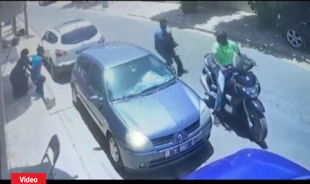 L'un des agresseurs en scooter arrache le sac d'une dame en plein jour