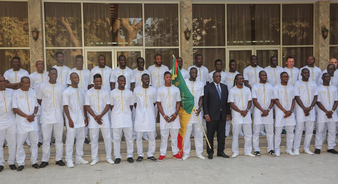 La réaction des "Lions" du Sénégal après la remise du drapeau national