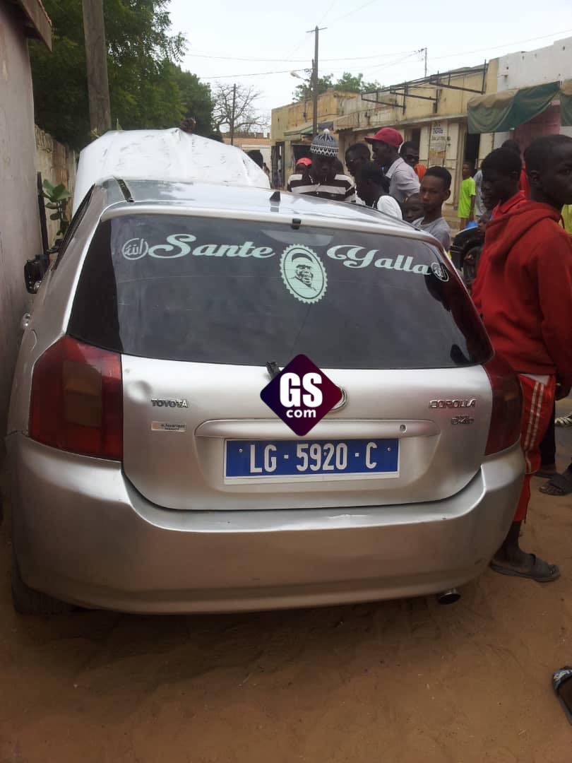 URGENT: Un véhicule Toyota Corolla se renverse avec 3 femmes à son bord