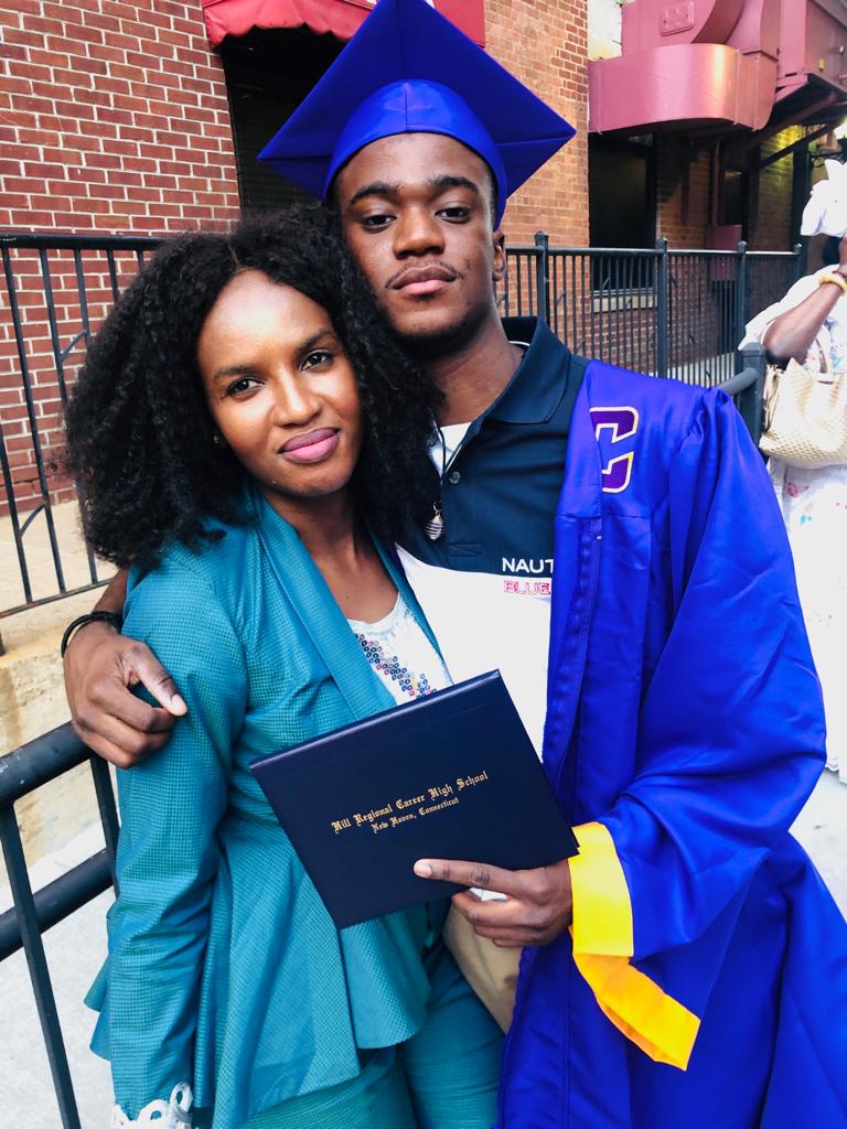 Graduation de son fils aux USA- Le célèbre Mathiam pose tout heureux avec sa famille