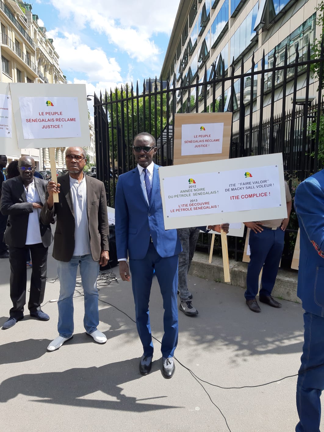 Paris : scandale à 10 milliards $ au Sénégal,  Le président du conseil d'administration de l'Itie dément le gouvernement.