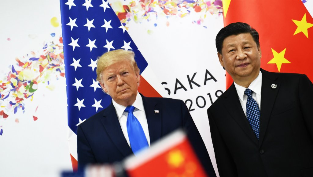 Les présidents chinois Xi Jinping et américain Donald Trump ont décidé samedi de relancer les négociations commerciales entre les deux pays, Washington renonçant à taxer davantage les importations chinoises, selon l'agence officielle chinoise. Les présidents chinois Xi Jinping et américain Donald Trump ont décidé samedi de relancer les négociations commerciales entre les deux pays, Washington renonçant à taxer davantage les importations chinoises, selon l'agence officielle chinoise.