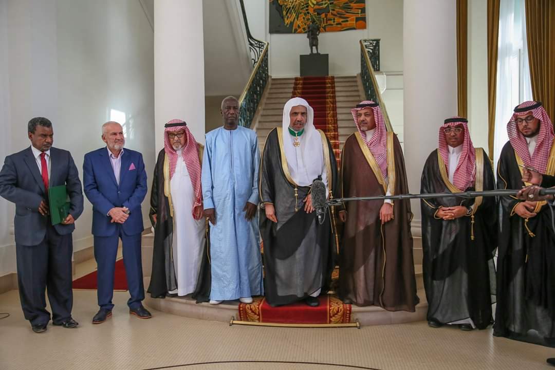 Le Dr. Mohammed bin Abdul Karim Al-Issa reçu et  élevé au rang de commandeur de l’ordre national du Lion 
