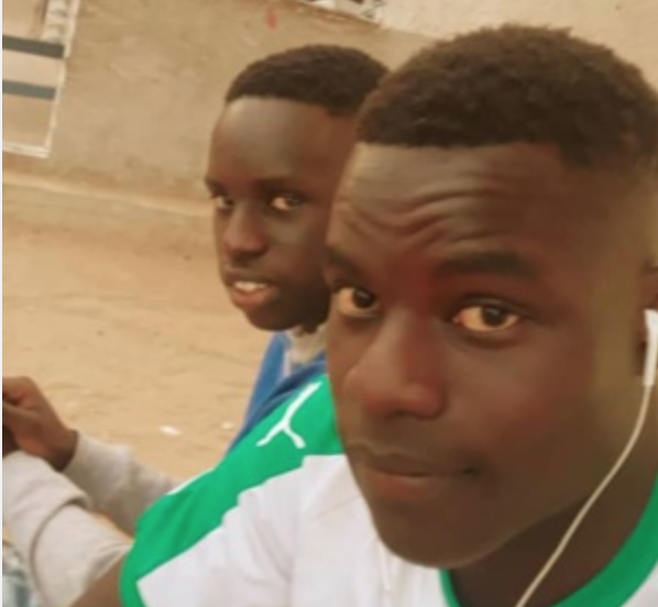 La victime porte le maillot de l'équipe nationale du Sénégal