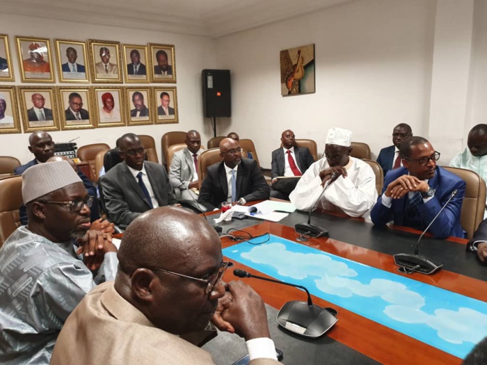Cérémonie protocolaire de passation de service entre Cheikh Ahmed Tidiane Ba et Bassirou Samba Niasse, nouveau DG des Impôts et Domaines. (IMAGES)
