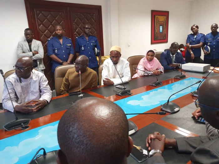 Cérémonie protocolaire de passation de service entre Cheikh Ahmed Tidiane Ba et Bassirou Samba Niasse, nouveau DG des Impôts et Domaines. (IMAGES)