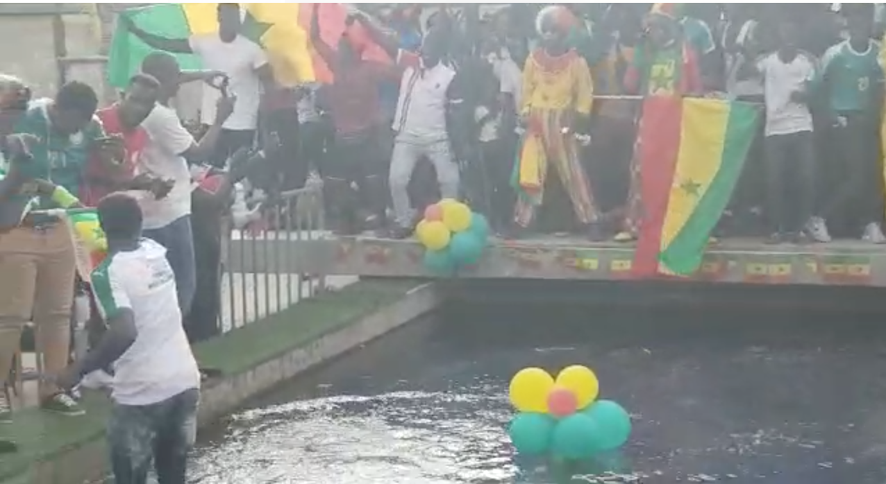 Incroyable scène de liesse à Dakar après la victoire des Lions