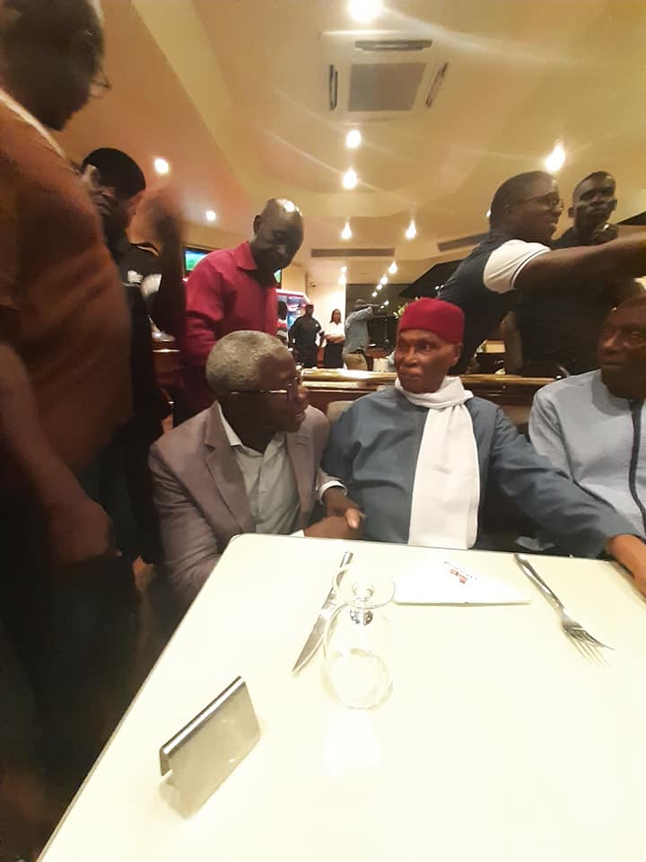 L'ancien Président de la République Me Wade filmé au Café de Rome (images)