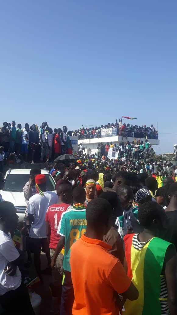 De retour d'Egypte, bain de foule et show improvisé pour les Lions du Sénégal