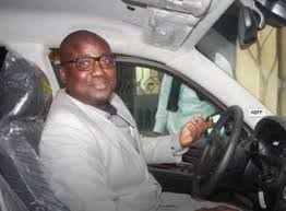 Alors qu'il est en pèlerinage à la Mecque, le journaliste Alioune Badara Fall perd sa maman