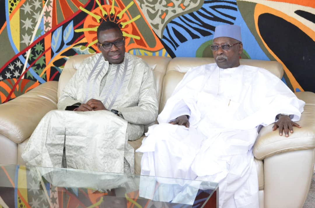 Le khalife Général des Tidianes Serigne Mbaye sy mansour rend visite à son neveu le Président Ibrahima Sall .