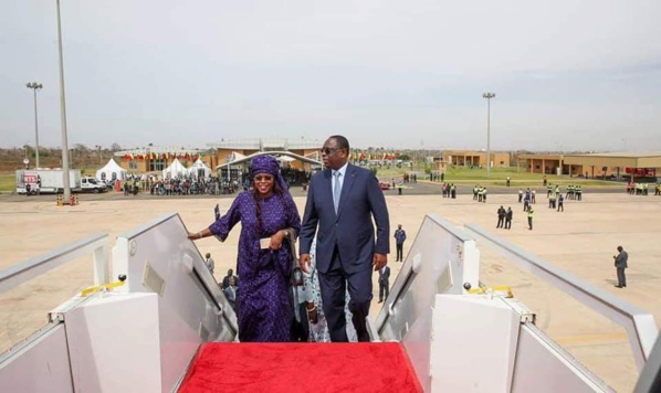 Attendu ce soir à Dakar,  le couple présidentiel du Sénégal bloqué à Paris ...Les raisons...