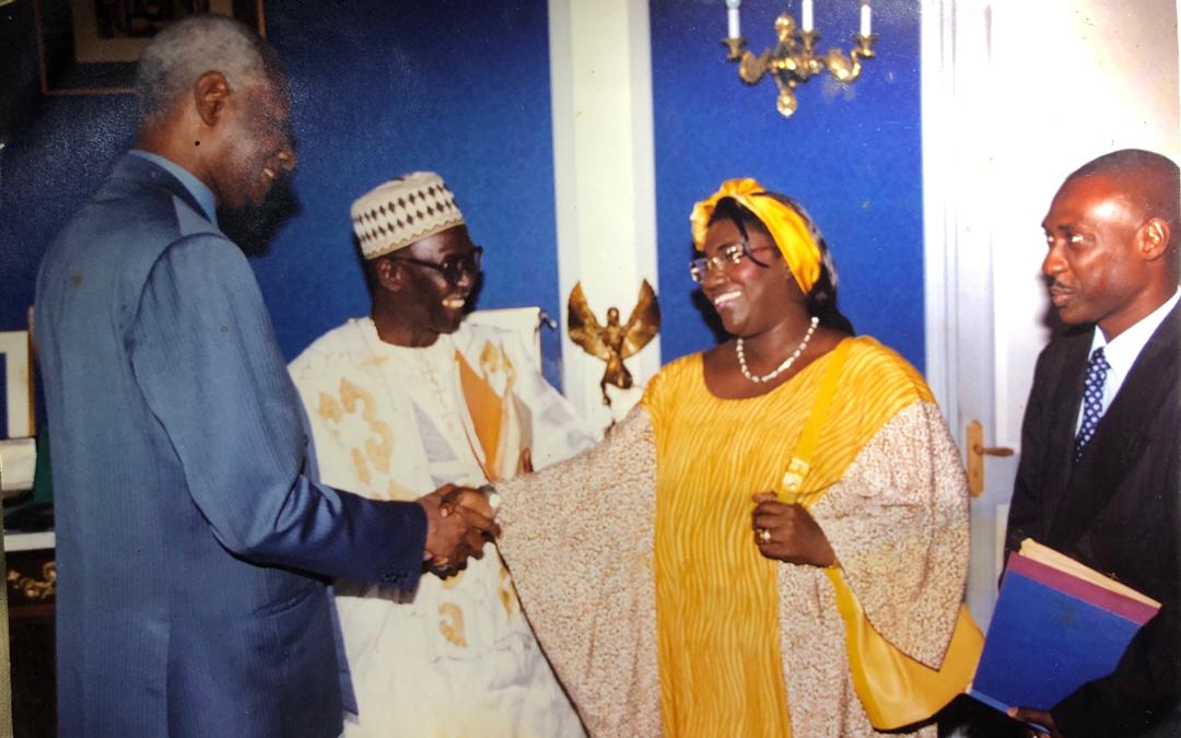 Le défunt notaire Balla Nar reçu en audience avec sa grande soeur Maïmouna Dieng par le Pr Abdou Diouf Le défunt notaire Balla Nar reçu en audience avec sa grande soeur Maïmouna Dieng par le Pr Abdou Diouf