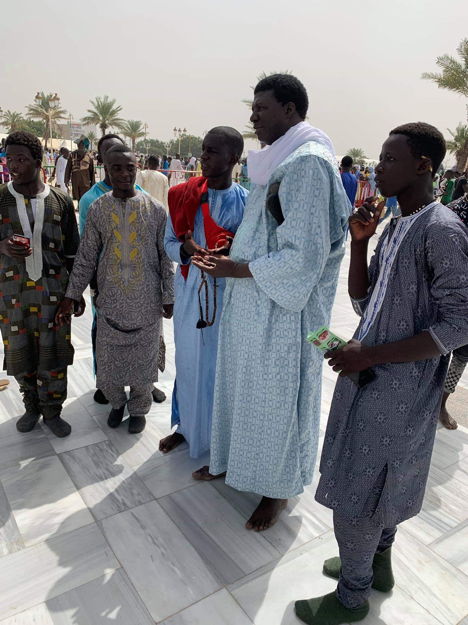 Comment le chanteur Fallou Dieng, un vrai talibé mouride , a  passé le Magal (images)