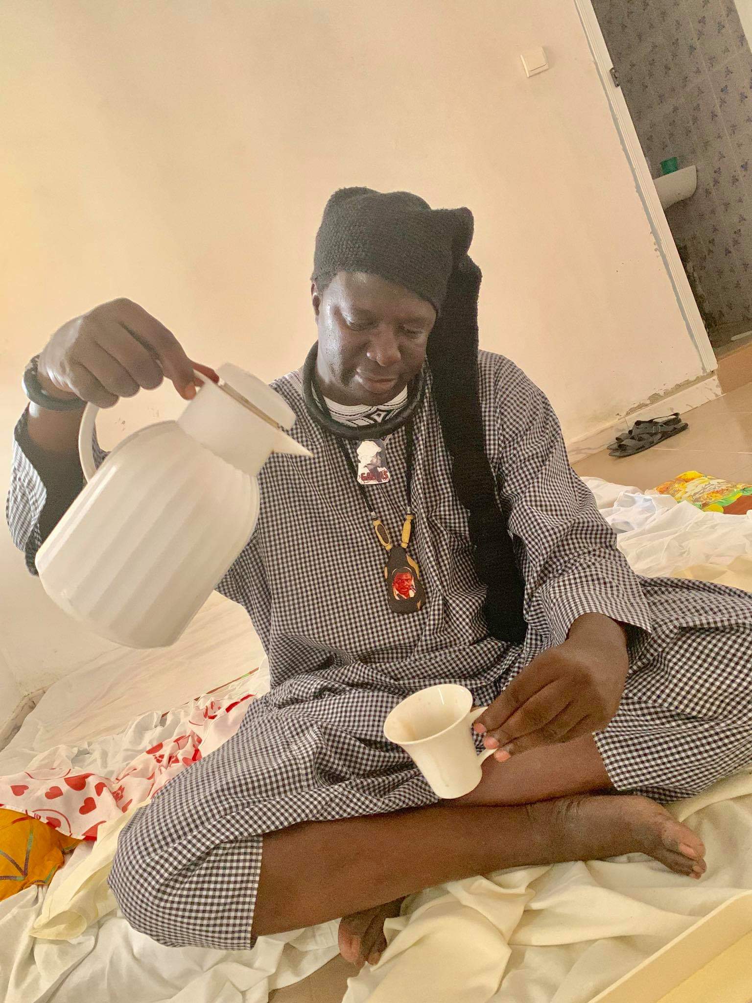 Comment le chanteur Fallou Dieng, un vrai talibé mouride , a  passé le Magal (images)