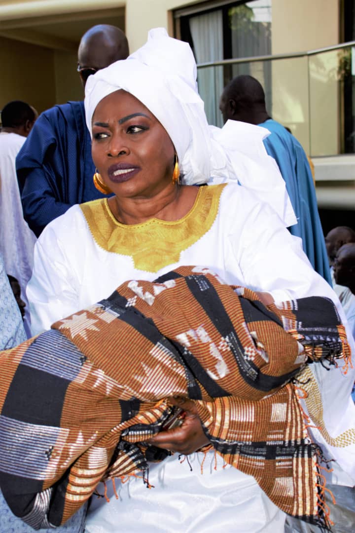 Serigne Abdou Karim Mbacké baptise bébé Khadim Bâ, le fils du frère du célèbre patron de Locafrique Serigne Abdou Karim Mbacké baptise bébé Khadim Bâ, le fils du frère du célèbre patron de Locafrique