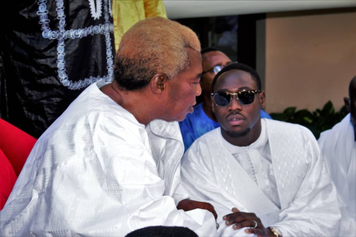 Serigne Abdou Karim Mbacké baptise bébé Khadim Bâ, le fils du frère du célèbre patron de Locafrique Serigne Abdou Karim Mbacké baptise bébé Khadim Bâ, le fils du frère du célèbre patron de Locafrique