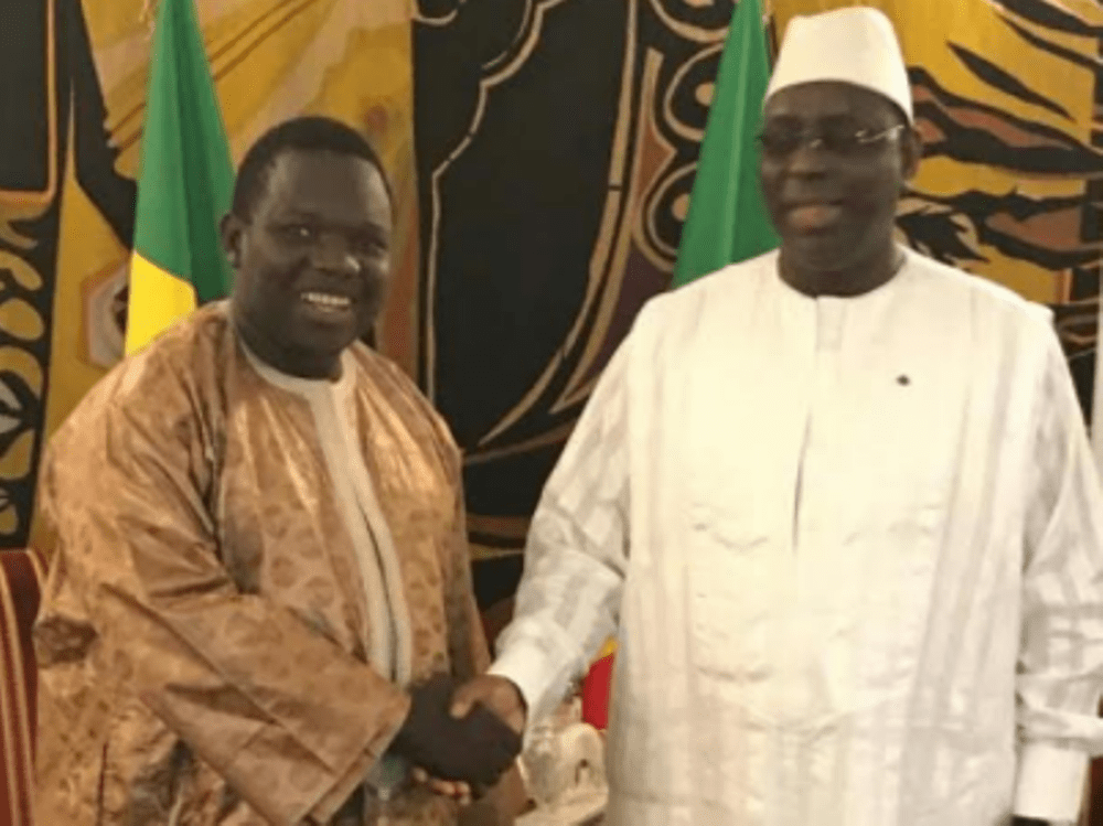 Célébration de la naissance de Nabi- Elhaj Dia, responsable de l'APR à Bambey, offre un magnifique "Kamil" à Serigne Mame Mor Mbacké