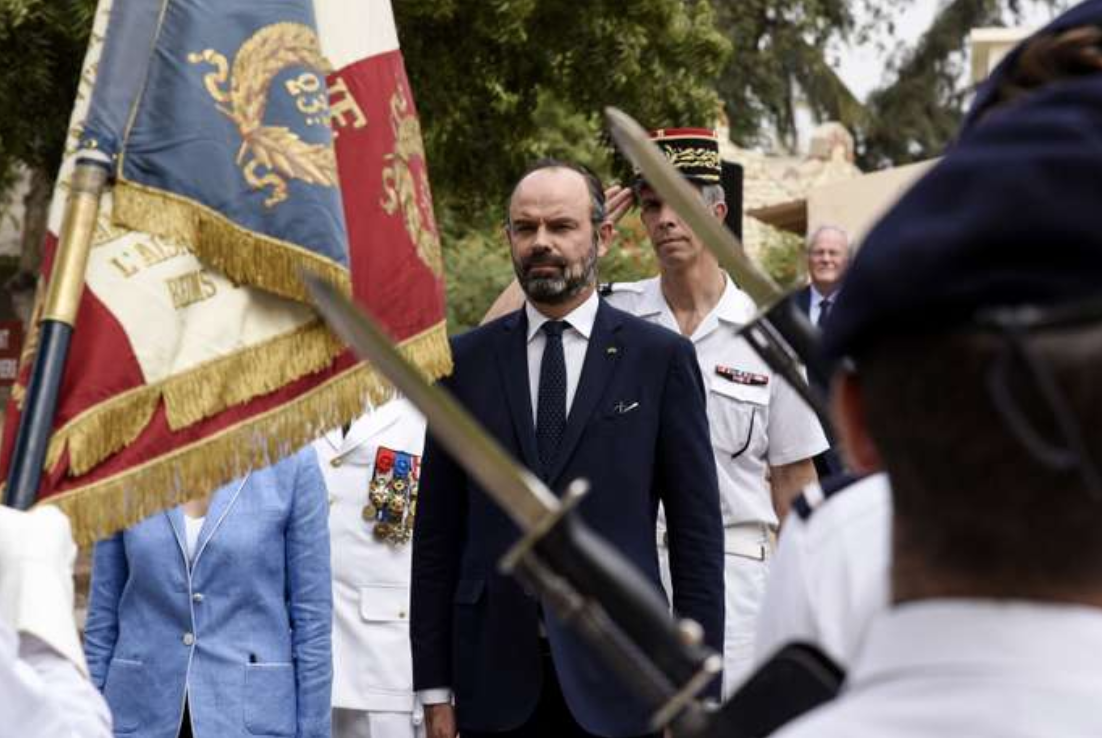 Edouard Philippe rend un sabre et vend des missiles